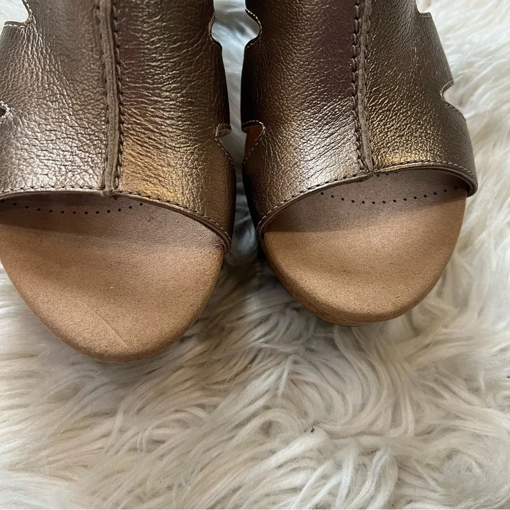 Clarks Collection Gold Metallic Annadel Bari Cork Wedge Sandals Women’s 9.5M